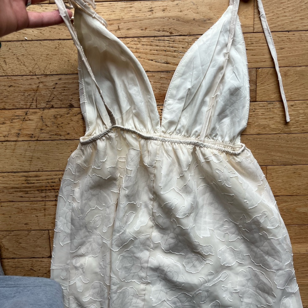 Off White floral mini dress. With tie straps. - Picture 4 of 4